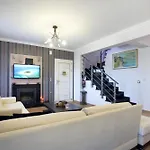 Cozy Family In Willa Katouna